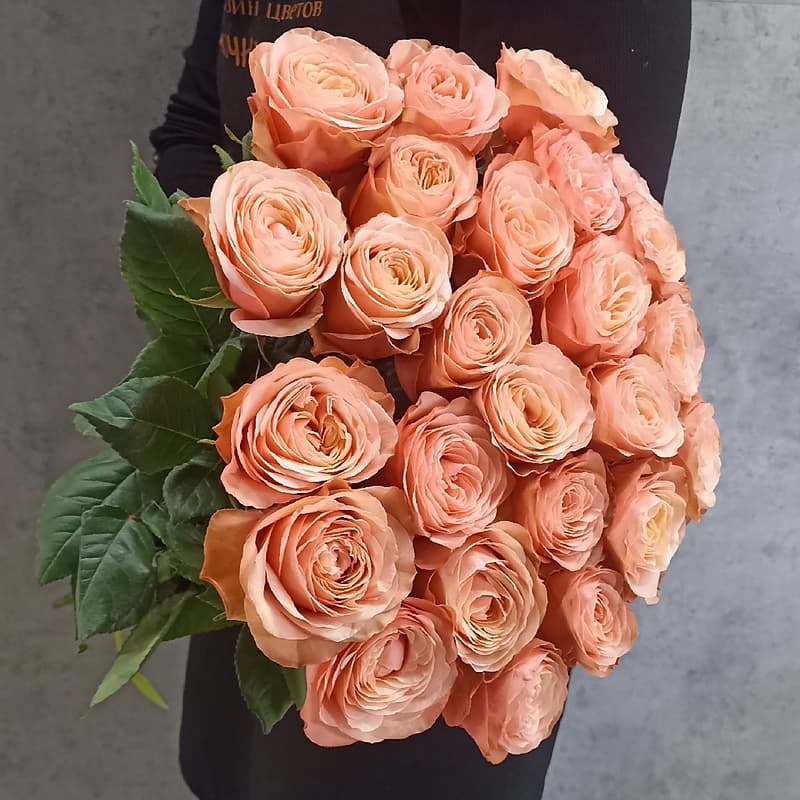 25 персиковых пионовидных роз